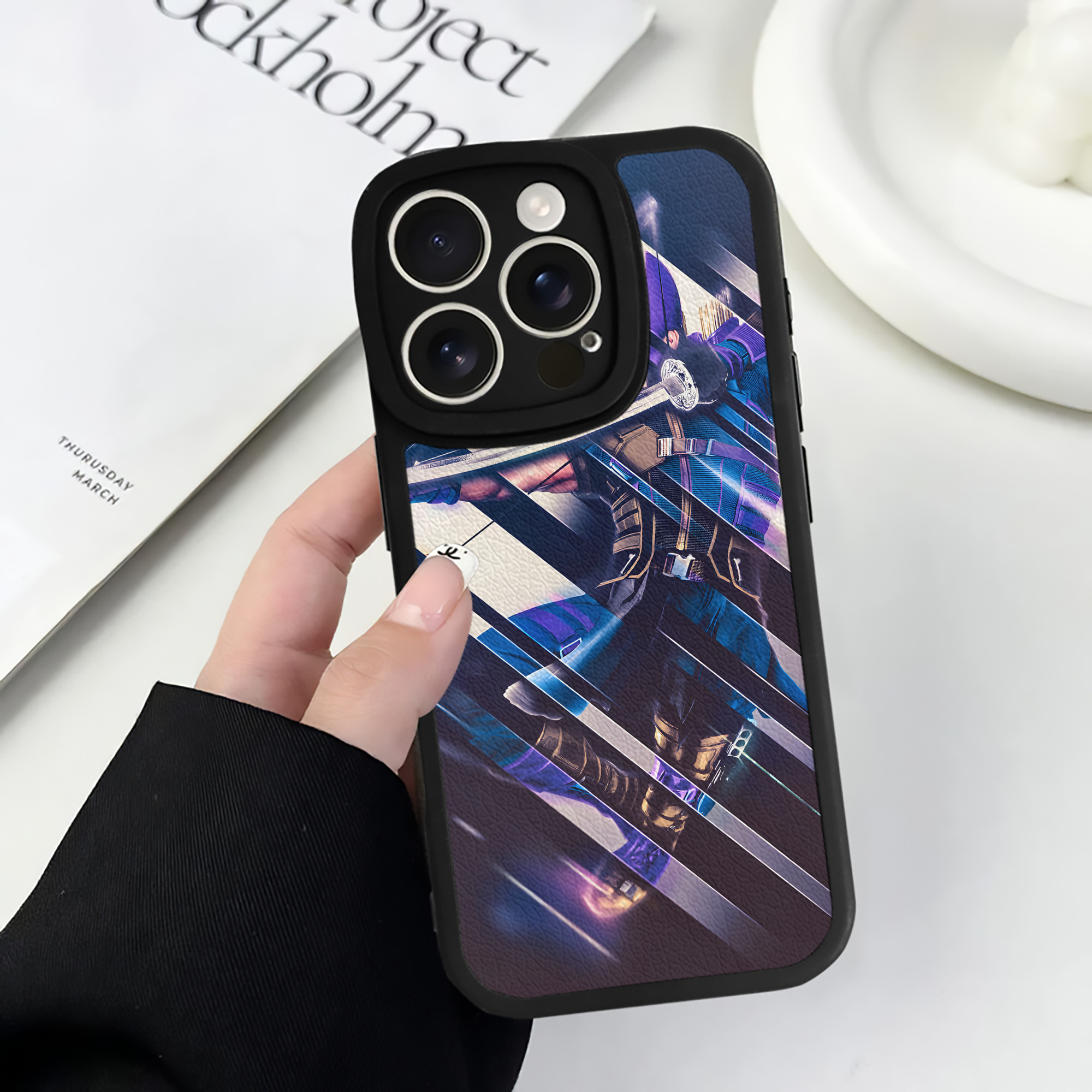 （画像用） アベンジャーズ The Avengers 【iPhone 16シリーズ対応】シリコンスマホケース（レザー調） 材質：シリコン